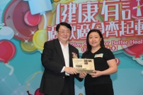 Dr PY LAM, Director of Health awarded the EatSmart Restaurants in recognition of their long-term support to the "EatSmart@restaurant.hk" Campaign