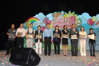 MR CHEUK Wing-hing, Director of Food and Environmental Hygiene awarded the EatSmart Restaurants in recognition of their long-term support to the "EatSmart@restaurant.hk" Campaign