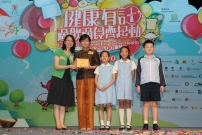 家庭與學校合作事宜委員會副主席莫鳳儀太平紳士頒發獎項予開心果100日挑戰賽得獎學校
