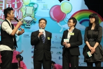 Dr Patrick KO, Past President of Hong Kong College of Cardiology (left one), Professor Amy HA, President of the Hong Kong Rope Skipping Association, China (right two), and Miss Chan, Teacher of HKTA Tang Hin Memorial Secondary School Rope Skipping Team (right one) explained the benefits of rope skipping