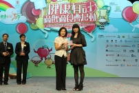 Presentation of souvenir by Mrs Betty FUNG CHING, Director of Leisure and Cultural Services Department 