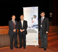Dr TH LEUNG, Head of the Surveillance and Epidemiology Branch, Centre for Health Protection of the Department of Health (right), Professor Alfred CHAN Cheung-ming, Chairman of the Working Group on Diet and Physical Activity (left), and Mr LUI Kwong-fai, Chief Manager of the Housing Department (middle), took a photo before the sharing forum began