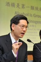 香港防癌会癌症探测及预防委员会主席应志浩医生提醒市民，酒精是第一类致癌物，与烟草、石棉及电离辐射同属最高风险级别。