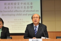 香港兒科醫學會會長趙長成醫生講解飲酒對發育中的兒童及青少年的不良影響。