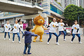 Lazy Lion dances with the public	