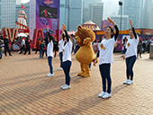 「郁一郁,咪再坐定定!」 「郁一郁,咪再坐定定!」