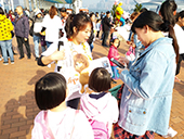 Disseminate souvenirs to the public