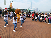 Lazy Lion dances with the public