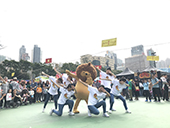 Lazy Lion dances with the public