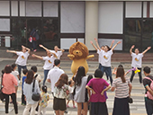 Lazy Lion dances with the public