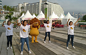 Lazy Lion dances with the public