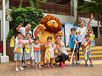 Souvenirs are given to the participants.