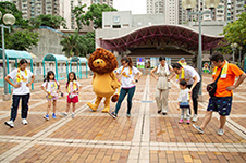 Lazy Lion danced with the members of the public