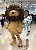 卫生署署长陈汉仪医生（右）与「匿狮Lion」（左）合照
