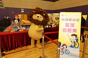 匿獅Lion一起參與同樂活動(相片由康文署提供) 匿獅Lion一起參與同樂活動(相片由康文署提供)