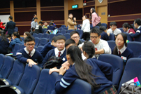 同学在商讨如何制作标语