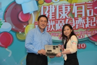 食物环境卫生署署长卓永兴颁发奖项表扬长期支持的有营食肆