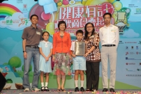 署理教育局常任秘书长 叶曾翠卿女士颁发奖项予至“营”学校
