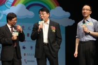 署理食物及卫生局局长梁卓伟教授 (右) 、卫生署署长 林秉恩医生 (中) 和饮食及体能活动工作小组主席 陈章明教授 (左) 浅谈他们对健康生活的睇法和呼吁各界以行动支持非传染病的防控工作