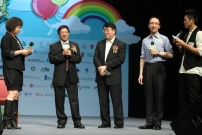 饮食及体能活动工作小组主席 陈章明教授 (左二) 介绍工作小组及其工作内容