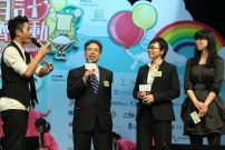 香港心脏专科学院前院长高德谦医生 (左一)、中国香港跳绳总会会长夏秀祯教授 (右二) 及香港道教联合会邓显纪念中学跳绳队领队陈老师 (右一) 解释跳绳的好处