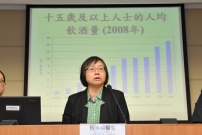 卫生署卫生防护中心社会医学顾问医生（非传染病）程卓端医生阐述本港青年人饮酒的模式及诱因。